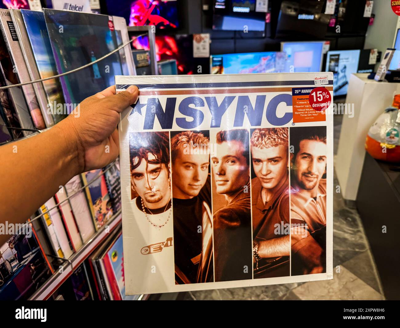 Album NSYNC . Musikladen in Sambors Hermosillo Mexiko. Schallplatte, CD, CDs, VHS, Kassette, Rockplatten, Popmusik, 80er, 90er, Generation X, Rock, Heavy Metal, Heavy Metal, Blues Rock, Hard Rock, T-Shirts und Accessoires. Analoge Speicherung von Tonsignalen, gekennzeichnet durch die Verwendung eines Kunststoffs namens Polyvinylchlorid als Trägermaterial, in der Hand © (Foto Luis Gutierrez/Nord Foto) Álbum .... Tienda de Discos de Música en Sambors Hermosillo Mexiko. Disco de vinilo, Disco Compacto, CD, cds, vhs, Casete, Discos de Rock, Música Pop, años 80, años 90, Generación X, RO Stockfoto