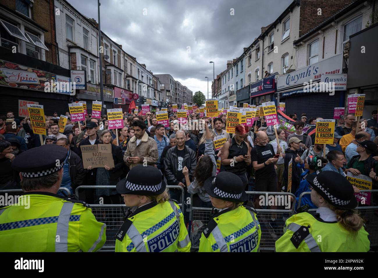 London, Großbritannien. August 2024. Proteste gegen die Rechtsextremen in Walthamstow brachten Einheimische, Antifaschismus-Aktivisten und andere in der Nähe des zentralen Einkaufsviertels der Gegend zusammen. Frühere Gerüchte in den sozialen Medien beschreiben einen möglichen rechtsextremen Angriff auf eine lokale Einwanderungsbehörde. Die Demonstranten bildeten einen „menschlichen Schild“, um alle Asylzentren zu schützen, nachdem die Polizei am Mittwoch vor möglichen Unruhen von mehr als 30 rechtsextremen Kundgebungen gewarnt hatte – neun Tage nachdem das Land von den tödlichen Erstochen auf drei Mädchen in Merseyside und den darauf folgenden Unruhen erschüttert wurde. Guy Corbishley/Alamy Live News Stockfoto