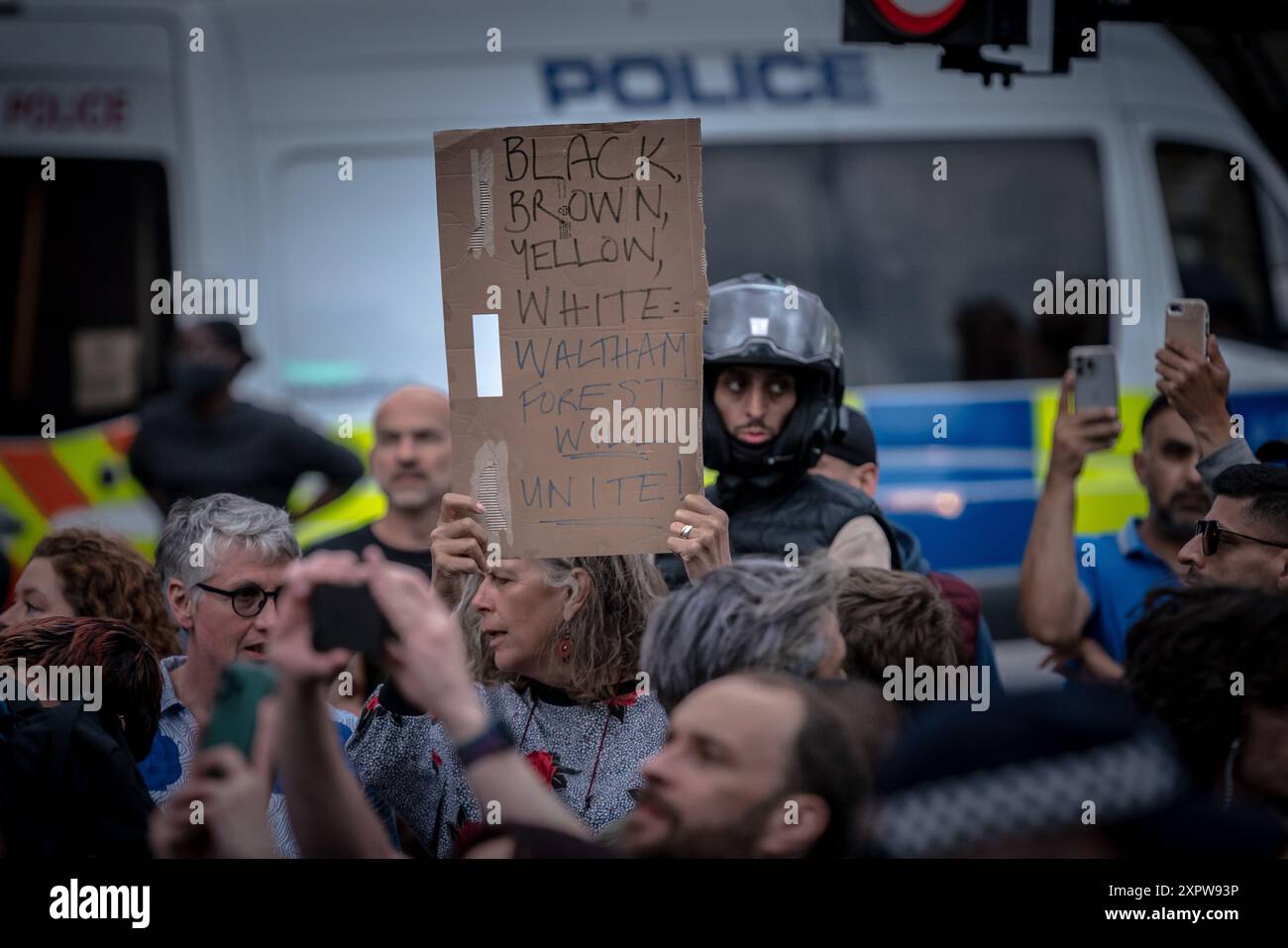 London, Großbritannien. August 2024. Proteste gegen die Rechtsextremen in Walthamstow brachten Einheimische, Antifaschismus-Aktivisten und andere in der Nähe des zentralen Einkaufsviertels der Gegend zusammen. Frühere Gerüchte in den sozialen Medien beschreiben einen möglichen rechtsextremen Angriff auf eine lokale Einwanderungsbehörde. Die Demonstranten bildeten einen „menschlichen Schild“, um alle Asylzentren zu schützen, nachdem die Polizei am Mittwoch vor möglichen Unruhen von mehr als 30 rechtsextremen Kundgebungen gewarnt hatte – neun Tage nachdem das Land von den tödlichen Erstochen auf drei Mädchen in Merseyside und den darauf folgenden Unruhen erschüttert wurde. Guy Corbishley/Alamy Live News Stockfoto