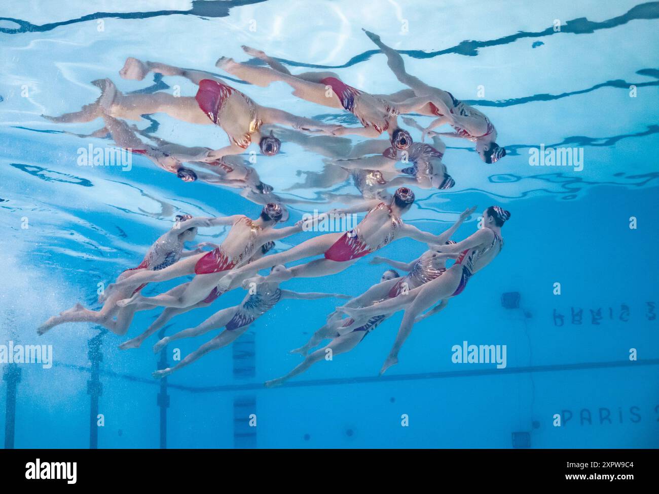 Peking, Frankreich. August 2024. Das Team China tritt während der akrobatischen Routine des künstlerischen Schwimmens bei den Olympischen Spielen 2024 in Saint-Denis, Frankreich, am 7. August 2024 an. Quelle: Xia Yifang/Xinhua/Alamy Live News Stockfoto