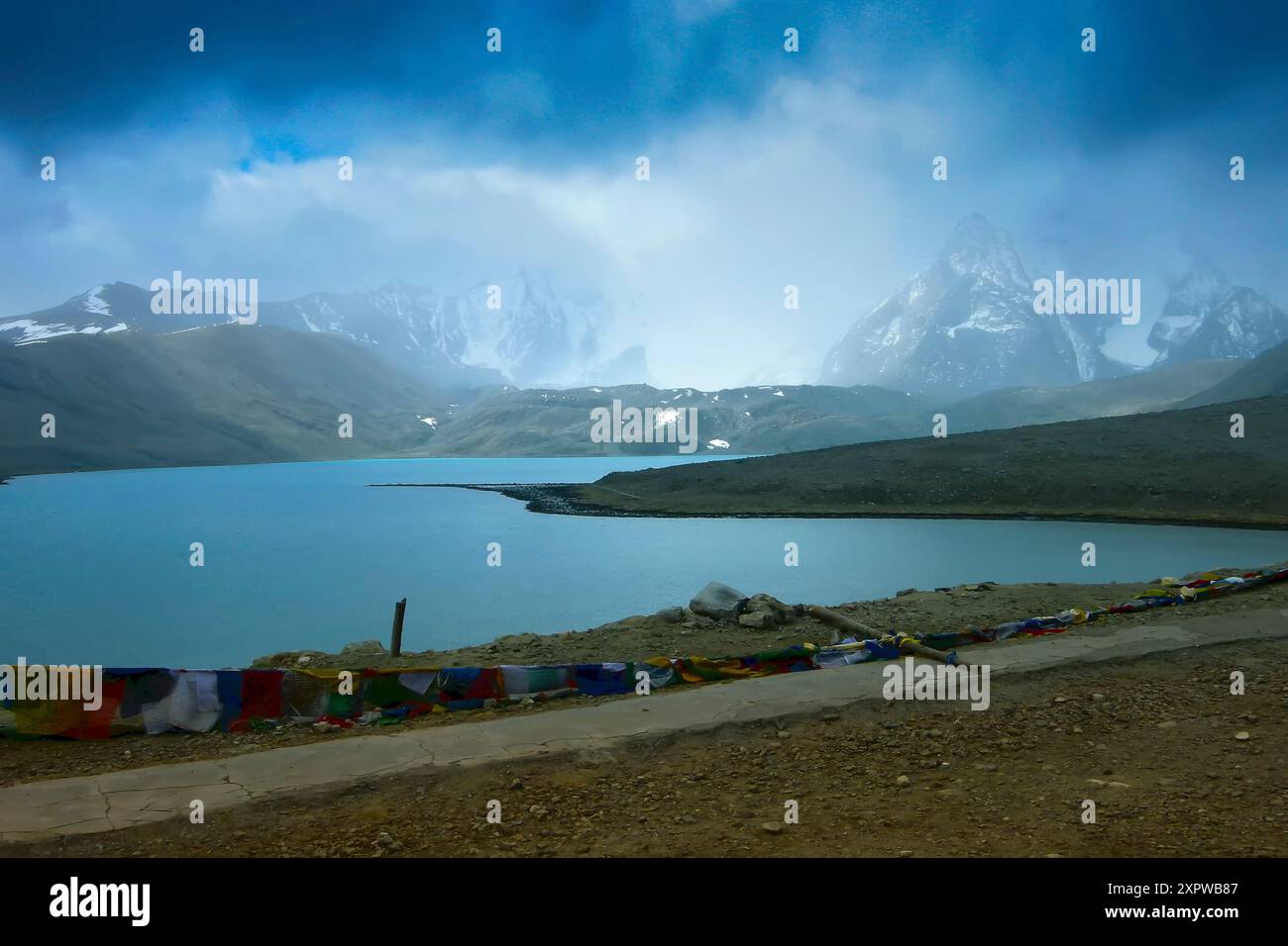 Gurudongmar Lake, einer der höchsten Seen der Welt und Indien, 17.800 m, Sikkim, Indien. Gilt als heilig für Buddhisten, Sikhs und Hindus. Der See Stockfoto