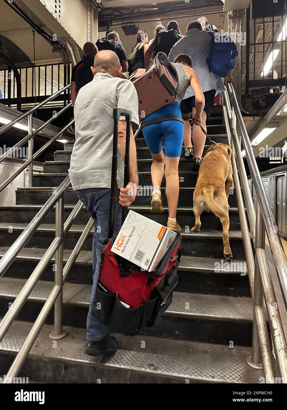 NYC Pendler an der Brooklyn Bridge U-Bahnstation, die am Ende des Tages mit der U-Bahn nach Hause fahren Stockfoto