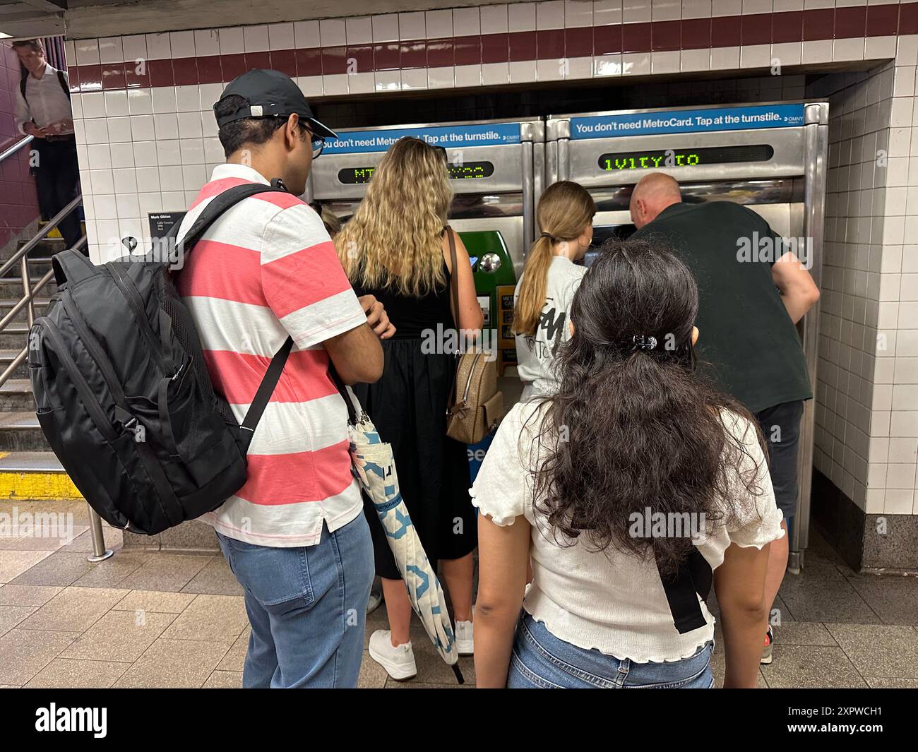 New York City Pendler an der Brooklyn Bridge U-Bahn Station bringen Geld und Wert für ihre Metrokarten. Stockfoto