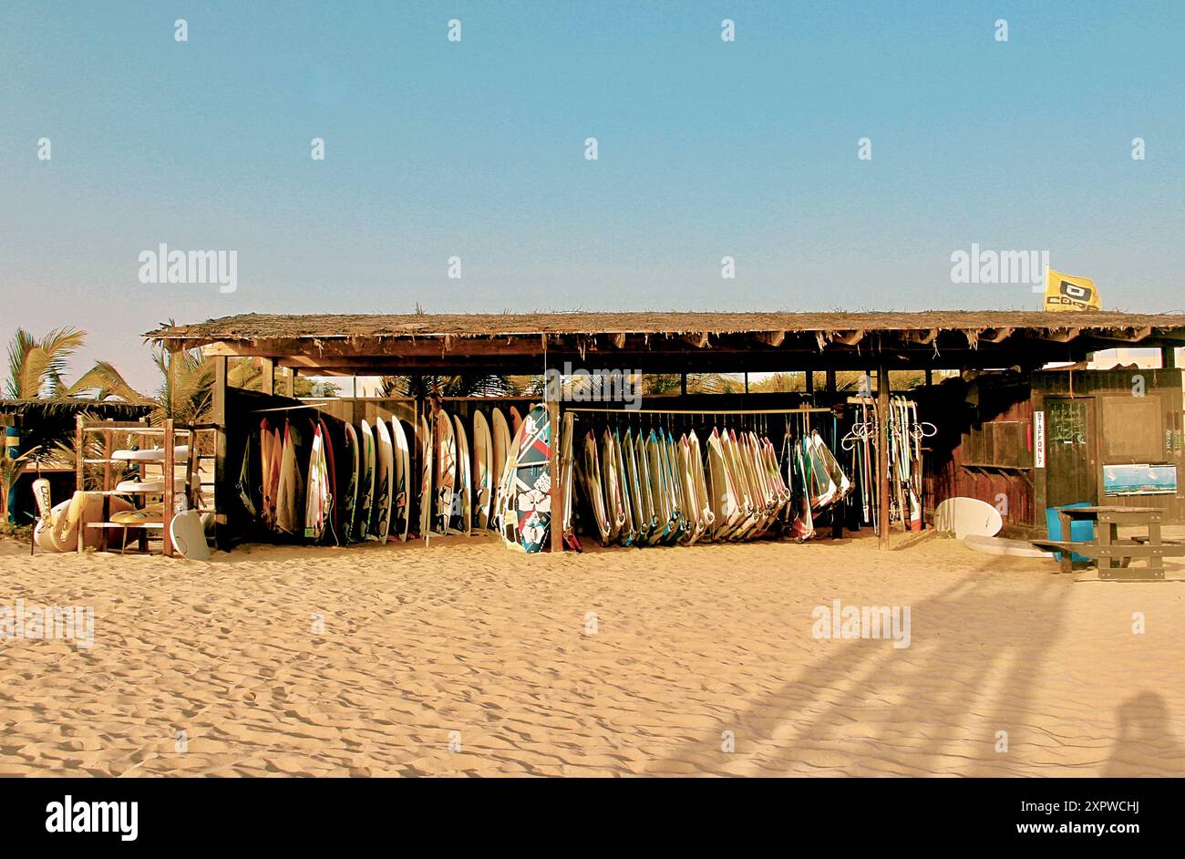 Strandlandschaft mit Surfbrettverleih und Wassersport mit weichem Sand und blauem Himmel in Kap Verde, Afrika Stockfoto