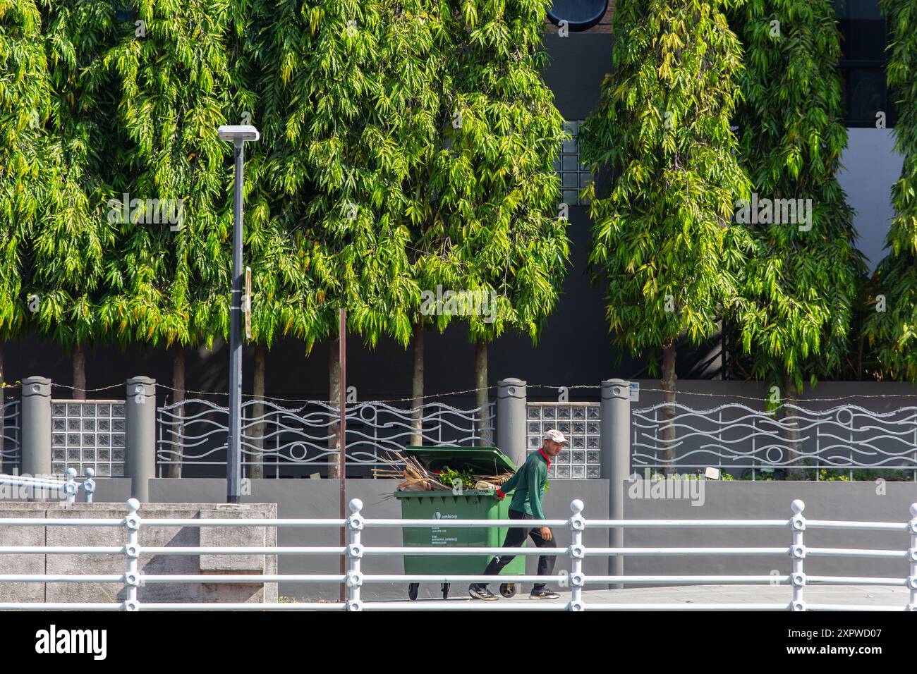 Sauberes Ziehrad Müllrutsche unter dem heißen Wetter, er ist der unbesungene Held im Stadtstaat, hält die Stadt sauber und einladend. Singapur. Stockfoto