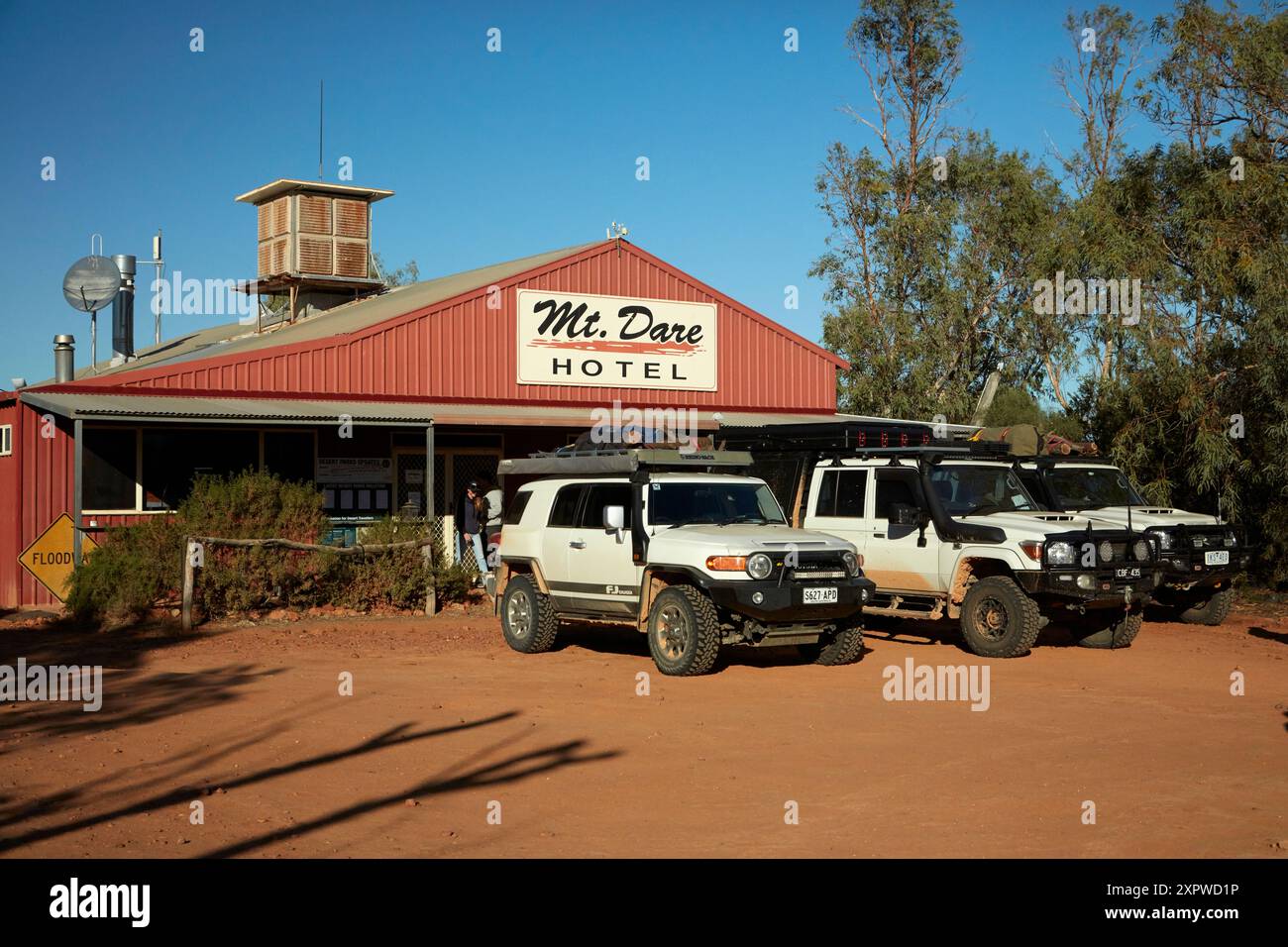 Geländewagen vor dem Mt Dare Hotel, Mt Dare, Simpson Desert, Outback South Australia, Australien Stockfoto