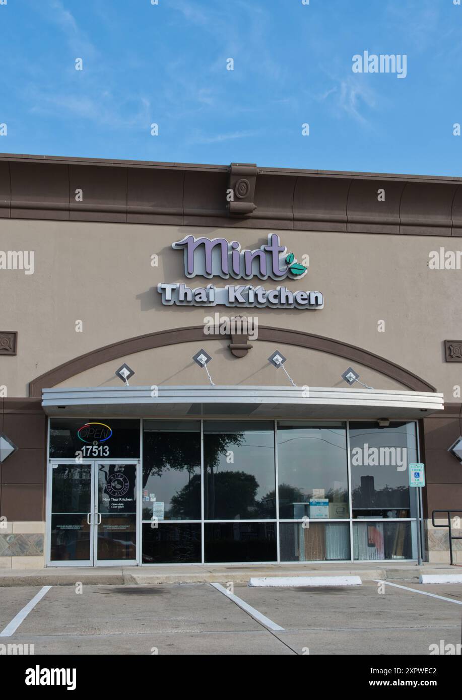 Houston, Texas USA 04-07-2024: Mint Thai Kitchen Restaurant Storefront. Stockfoto