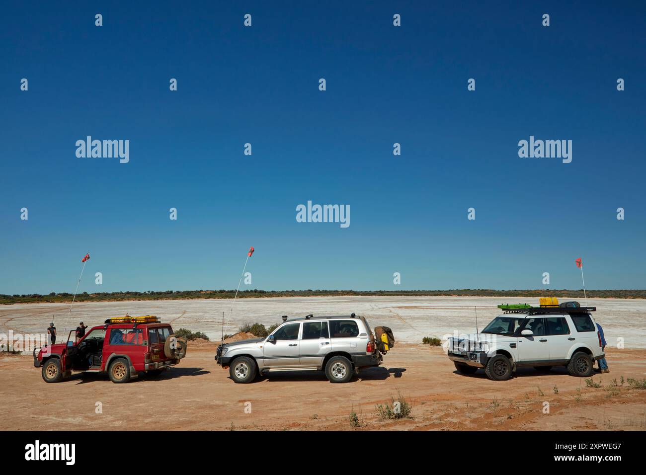 Geländewagen am Lake Tamblyn Salt Lake, French Line, Munga-Thirri-Simpson Desert National Park, Simpson Desert, Outback South Australia, Australien Stockfoto