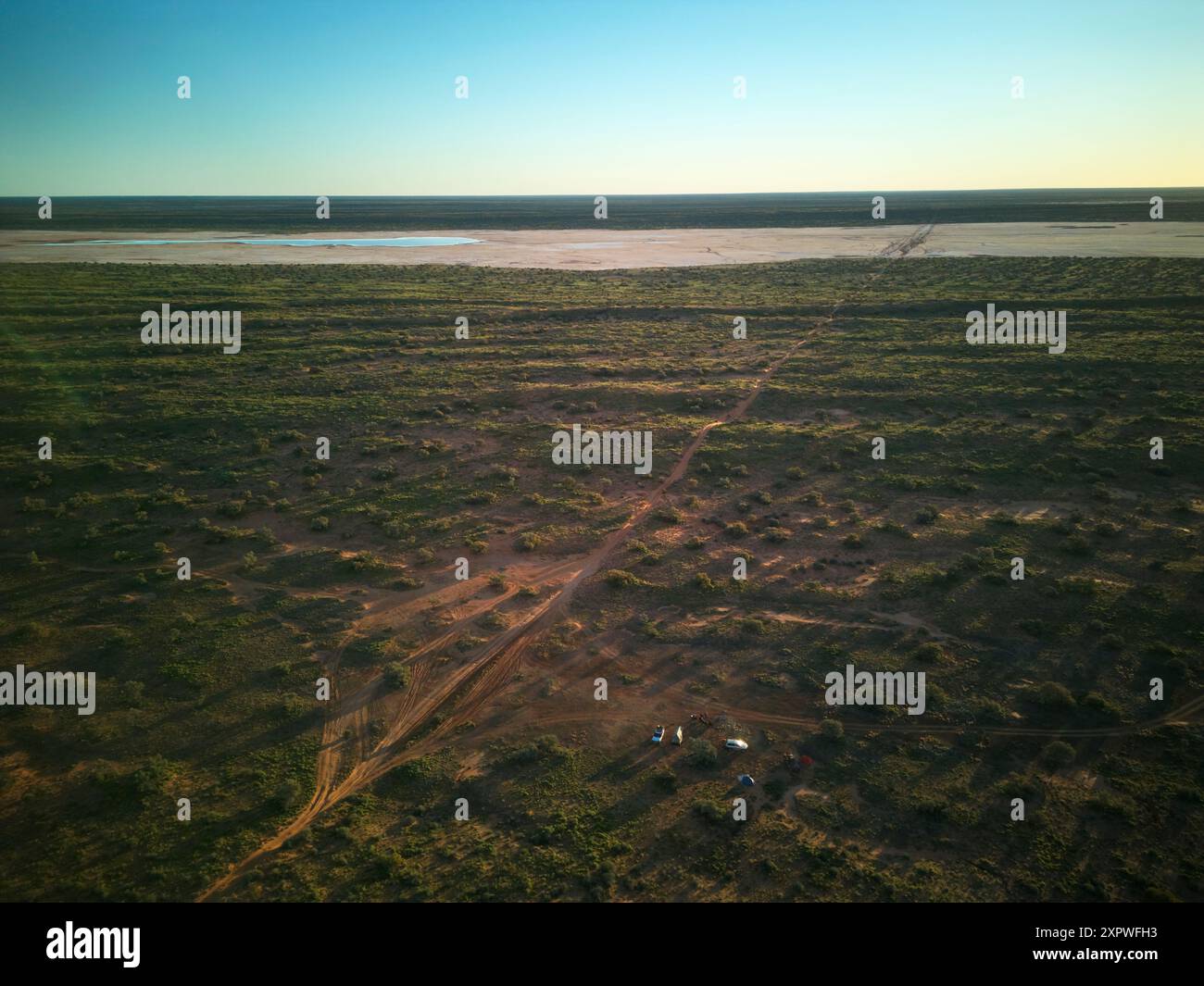 QAA Line und Salzpfanne in der Ferne, Munga-Thirri National Park, Simpson Desert, Outback Queensland, Australien Stockfoto