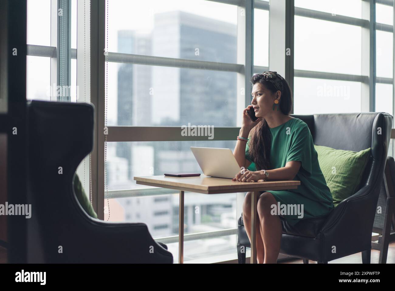 Asiatische Geschäftsfrau, die Hot Desking machte und mit der Arbeit beschäftigt war Stockfoto