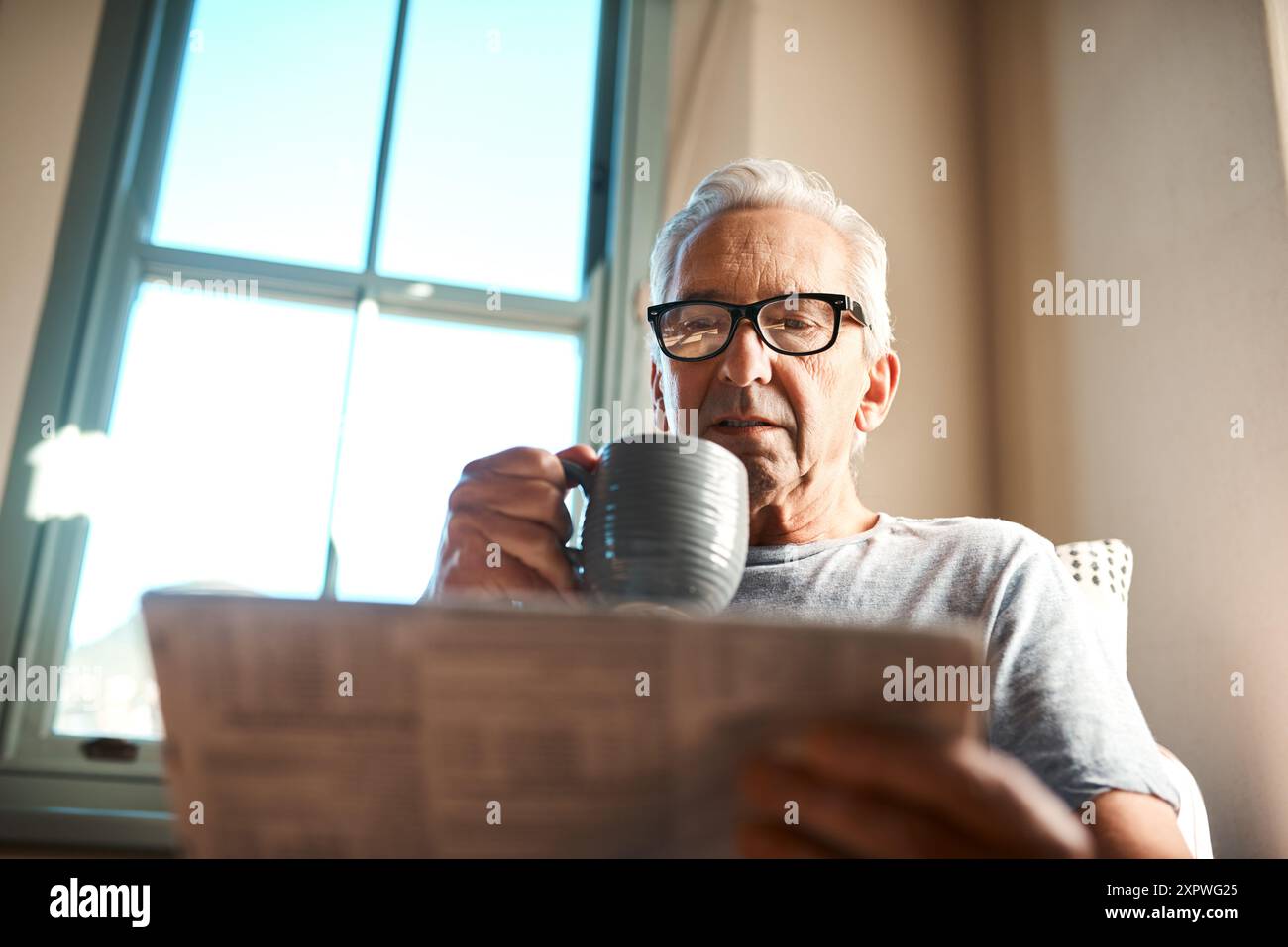 Ältere Menschen, Mann und Zeitung zum Lesen mit Kaffee, Morgenroutine und tagesartikel zur Information. Alte Person, Getränk und Zuhause mit Newsletter Stockfoto Ältere Menschen, Mann und Zeitung zum Lesen mit Kaffee, Morgenroutine und tagesartikel zur Information. Alte Person, Getränk und Zuhause mit Newsletter Stockfoto