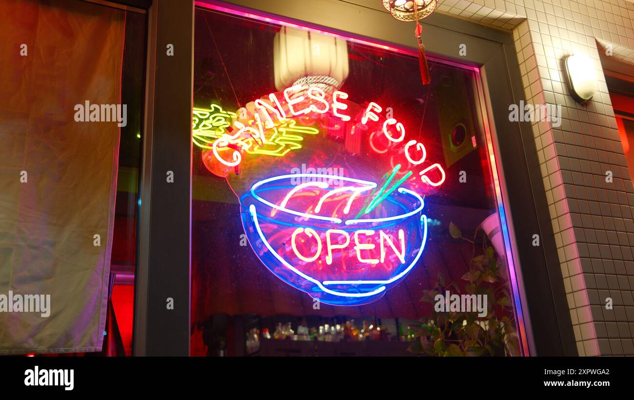 Neonschild „Chinese Food OPEN“ am Fenster des Restaurants Stockfoto