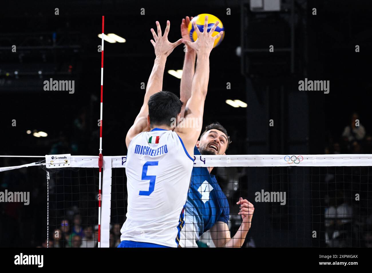 PATRY Jean ( 4 - Frankreich) und MICHIELETTO Alessandro ( 5 - Italien ), Volleyball, Men&#39;s Halbfinale zwischen Italien und Frankreich während der Olympischen Spiele Paris 2024 am 7. August 2024 in der Pariser Süd-Paris-Arena Stockfoto