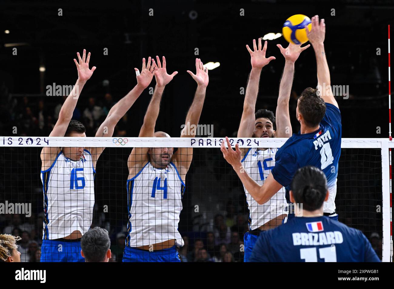 PATRY Jean ( 4 - Frankreich ) und GALASSI Gianluca ( 14 - Italien ), LAVIA Daniele ( 15 - Italien ), ROMANO Yuri ( 16 - Italien ), Volleyball, die Männer&#39;s Halbfinale zwischen Italien und Frankreich während der Olympischen Spiele 2024 in Paris am 7. August 2024 in der South Paris Arena in Paris, Frankreich Stockfoto