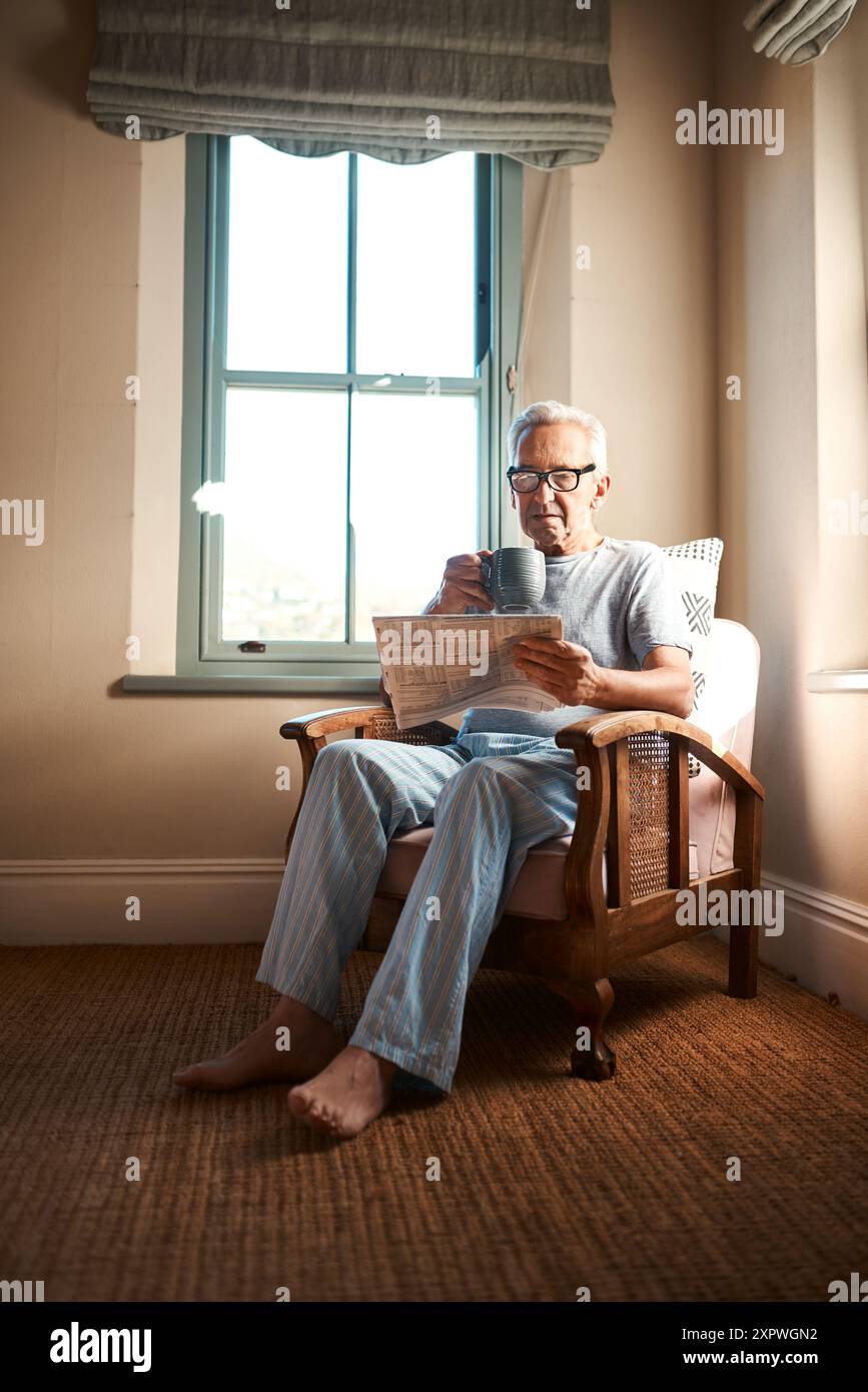 Senior, Mann und Zeitung zum Lesen mit Kaffee, Morgenroutine und Tagesartikel mit Relax zur Information. Person, Getränk und Zuhause mit Stockfoto
