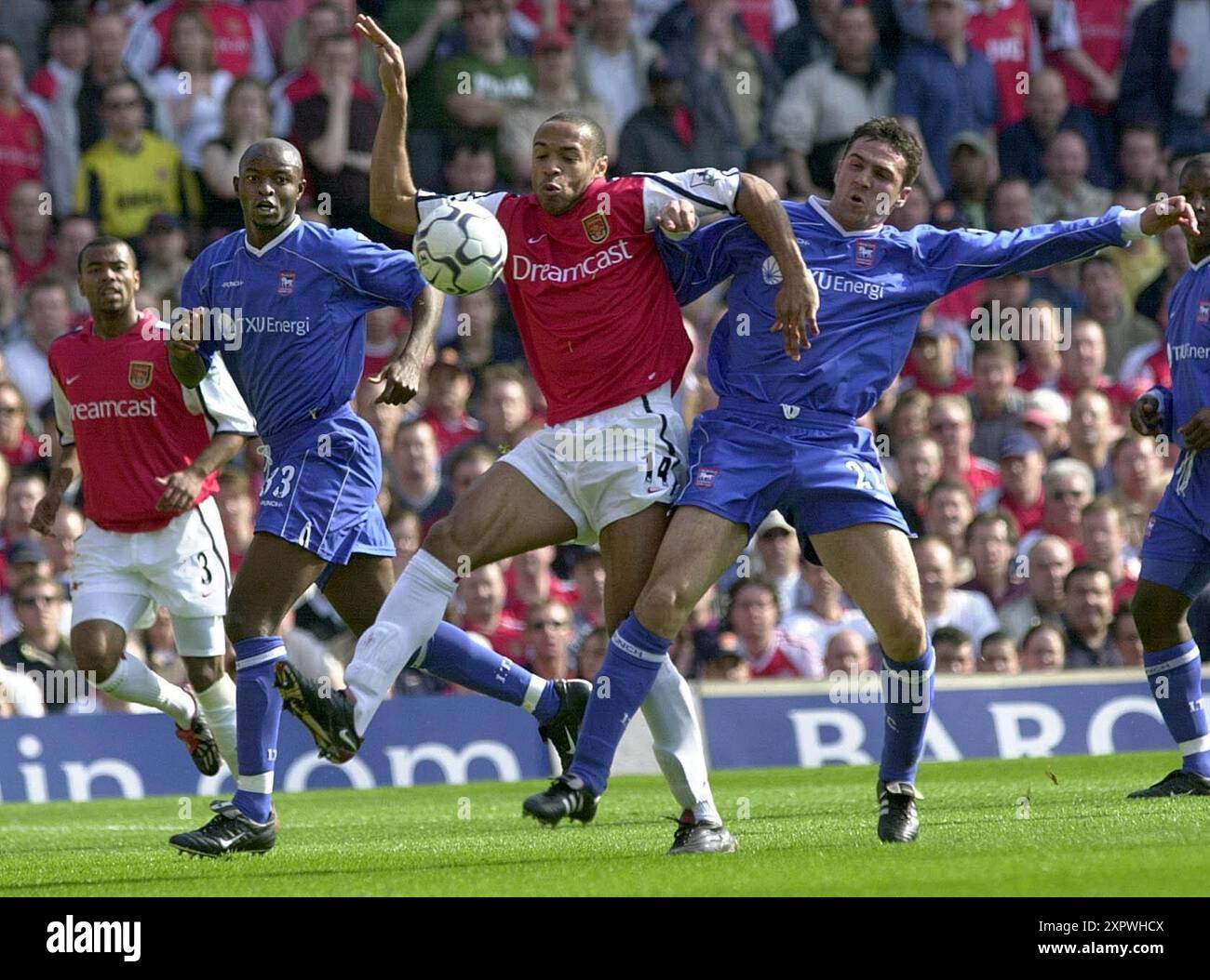 Aktenfoto vom 21.04.2002 von Arsenals Thierry Henry, der mit Tommy Miller von Ipswich Town kämpfte. 22 - der aufgehobene Ipswich ist nach 22 Jahren in der ersten Liga und der Meisterschaft wieder in der ersten Liga. Ausgabedatum: Donnerstag, 8. August 2024. Stockfoto
