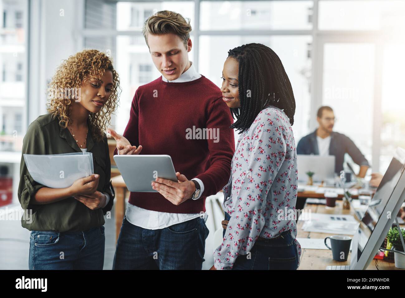 Mitarbeiter, Gespräche und Tablets für die Beratung im Büro, Unterstützung durch Manager und Praktikumsberatung. Personal, PR-Agentur und Überprüfung der Diskussion über Stockfoto