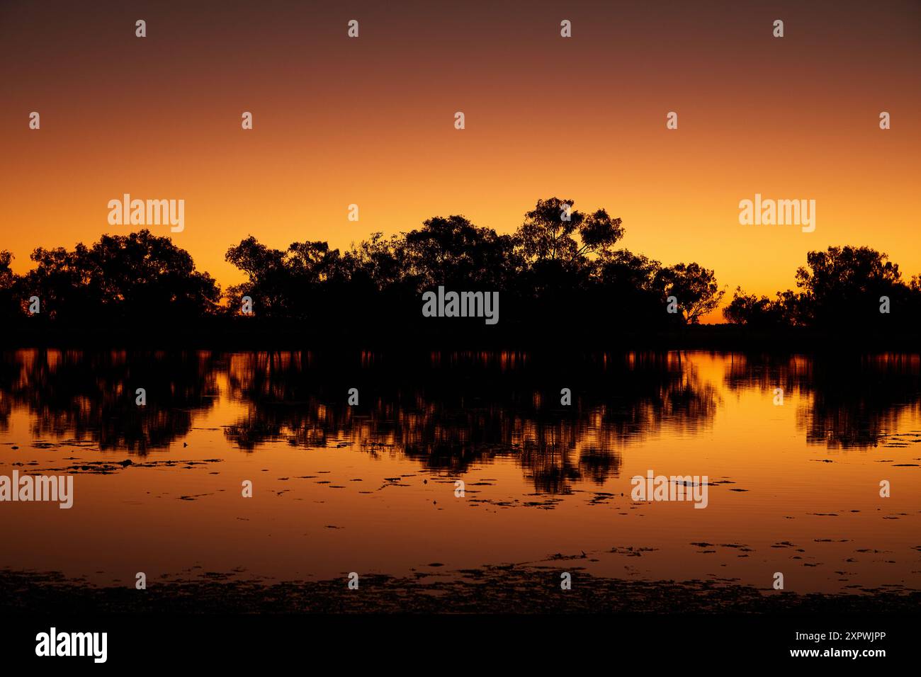 Sonnenuntergang am Lake Camp, Lake Houdraman, Quilpie, Outback Queensland, Australien Stockfoto