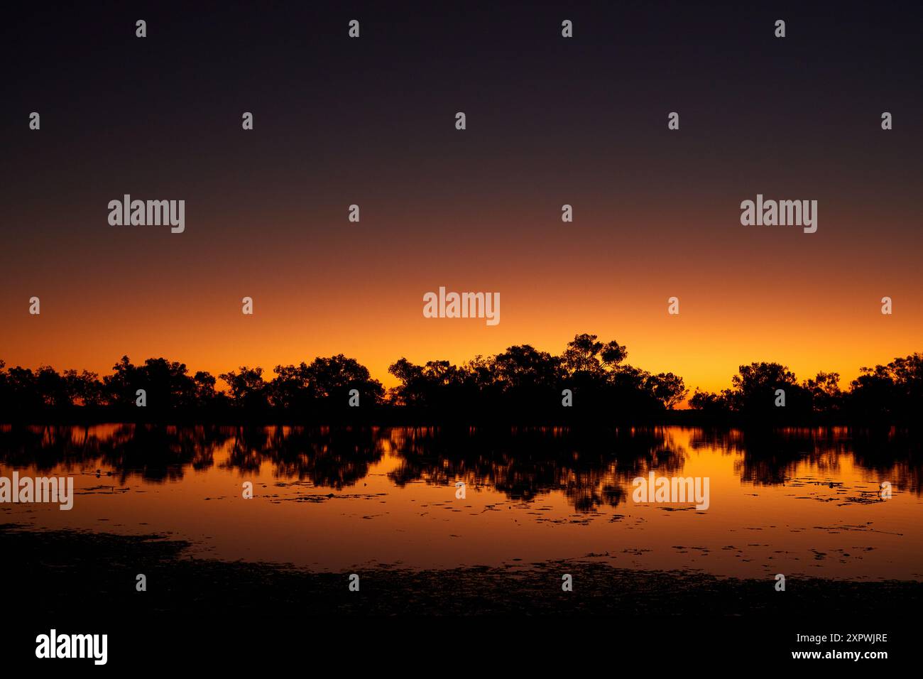 Sonnenuntergang am Lake Camp, Lake Houdraman, Quilpie, Outback Queensland, Australien Stockfoto