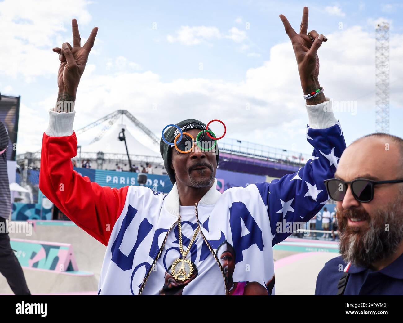 PARIS, FRANKREICH - 07. AUGUST: Rapper und Plattenproduzent Snoop Dogg beim Finale des Herrenparks am 12. Tag der Olympischen Spiele Paris 2024 am Place de la Concorde am 7. August 2024 in Paris. © diebilderwelt / Alamy Stock Stockfoto