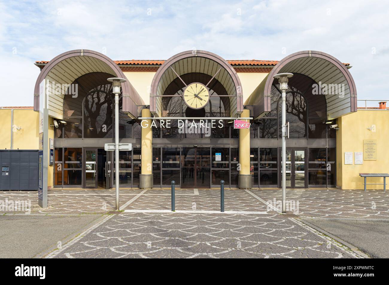 Arles, Frankreich - 13. März 2023: Eingang des Bahnhofs von Arles an einem sonnigen Tag im Winter Stockfoto