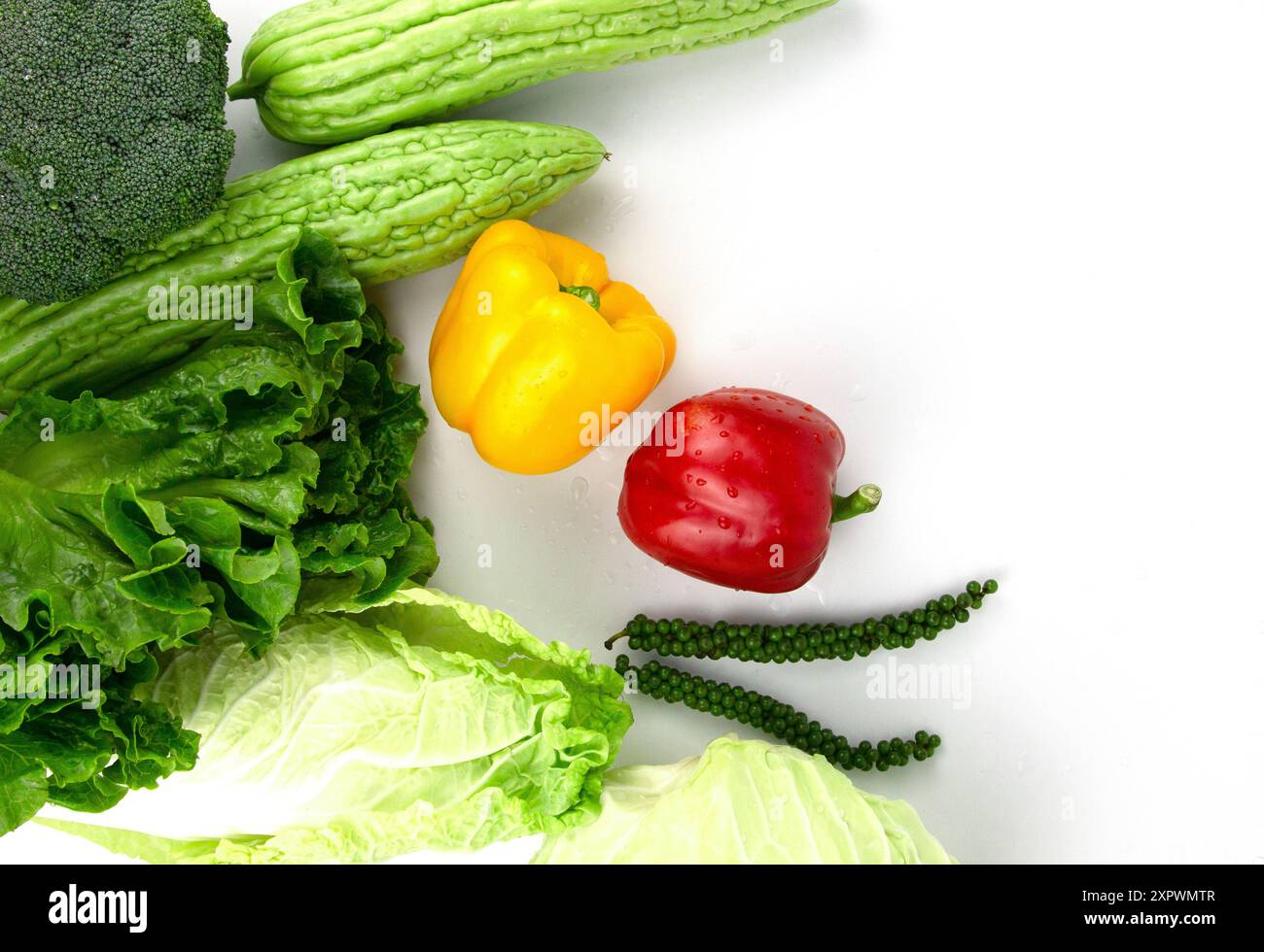 Gesunde Lebensmittel und Gemüse auf weißem Hintergrund, eine Ansicht von oben auf der Kamera, natürliche Früchte von Bio-Farmen mit Platz für Text Design Stockfoto