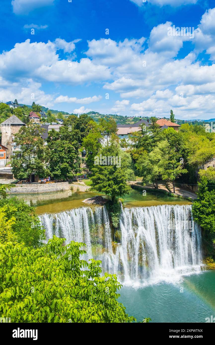 Panoramablick auf Wasserfälle in der Altstadt von Jajce, Bosnien und Herzegowina Stockfoto