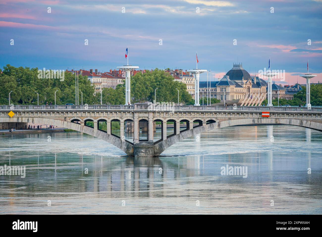 Beeindruckender Blick auf eine Brücke über die Rhone in Lyon, Frankreich, in der Abenddämmerung Stockfoto