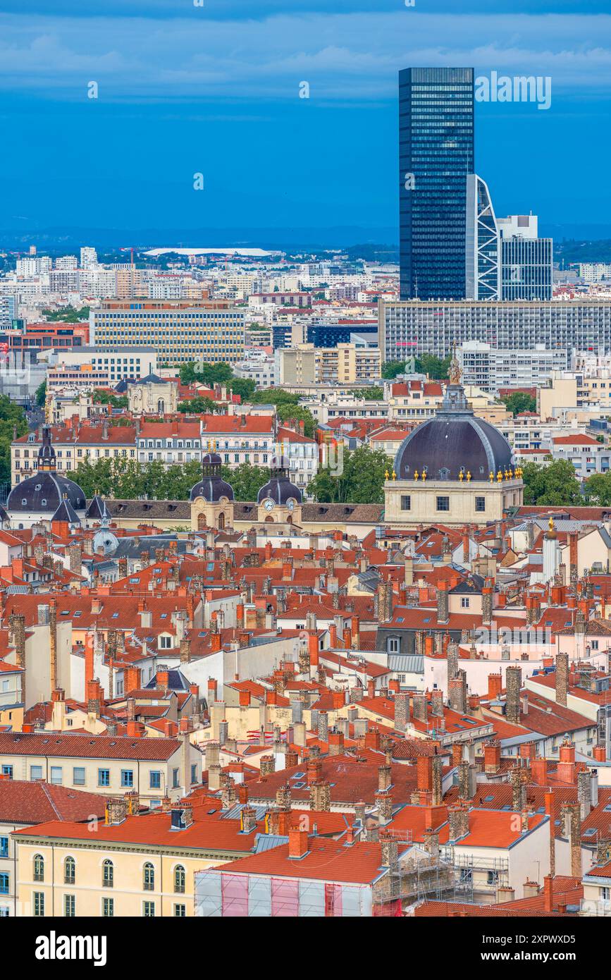 Blick auf die ikonischen Dächer mit den orangefarbenen Fliesen der Stadt Lyon, Frankreich Stockfoto