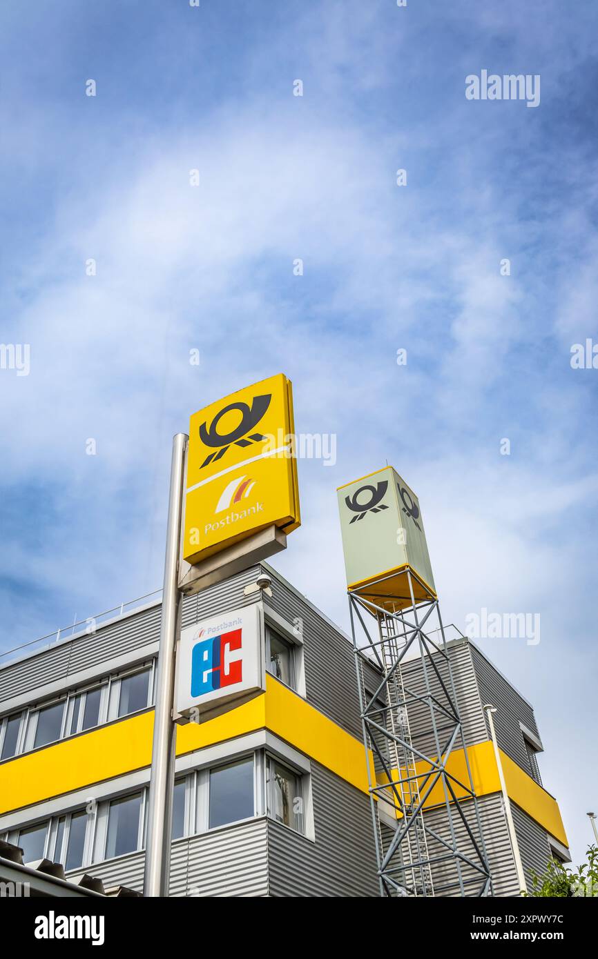 Ludwigshafen, Deutschland - 29. Juni 2024: Logos der Deutschen Postbank und der Deutschen Post auf ihrem lokalen Büro. Deutsche Post Stockfoto