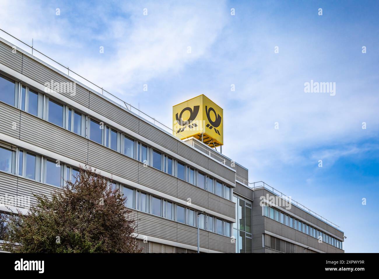 Ludwinshafen, Deutschland - 29. Juni 2024: Logos der Deutschen Postbank und der Deutschen Post auf ihrem lokalen Büro. Deutsche Post Stockfoto