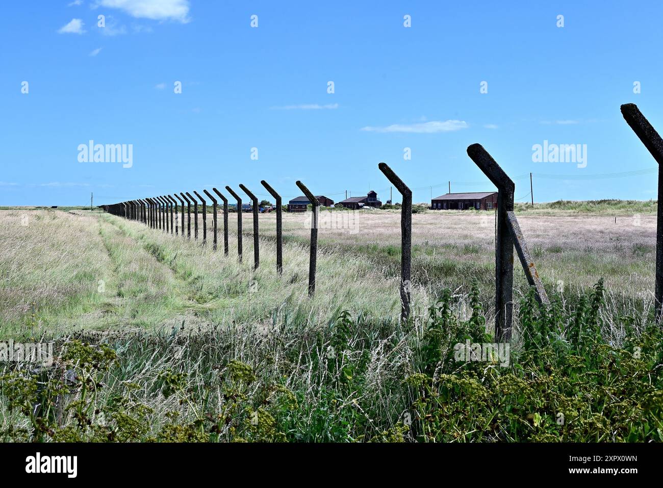 Rund um Großbritannien – Zaunlinien um den Umkreis des MOD-Standorts in Orford Ness, Suffolk, Großbritannien Stockfoto