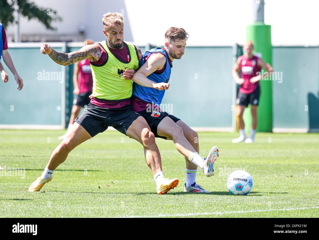 Kampf um den Ball zwischen Niklas Dorsch (FC Augsburg #30, li.) und Ruben Vargas (FC Augsburg #16); FC Augsburg, Training, Stockfoto