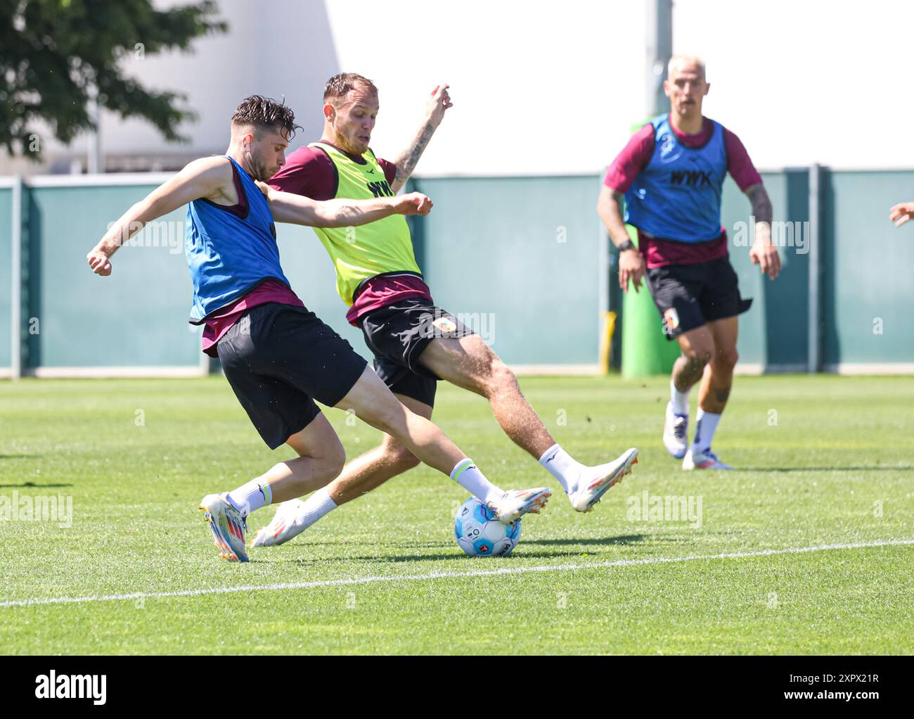 Kampf um den Ball zwischen Elvis Rexhbecaj (FC Augsburg #8, li.) und Irvine Cardona (FC Augsburg #48); FC Augsburg, Training, Stockfoto