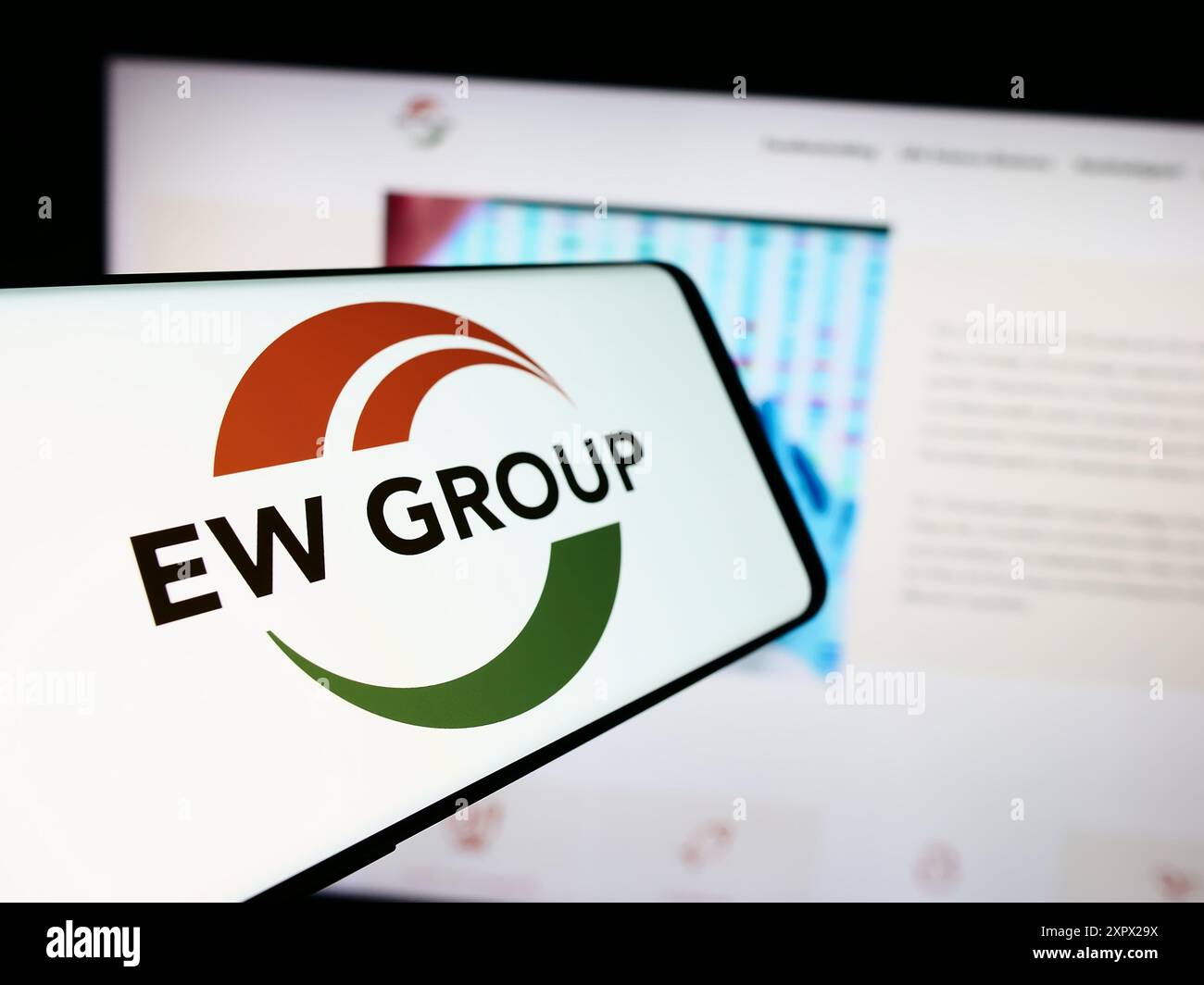 Smartphone mit Logo des deutschen Tierzuchtunternehmens EW Group GmbH vor der Business-Website. Konzentrieren Sie sich auf die Mitte des Telefondisplays. Stockfoto