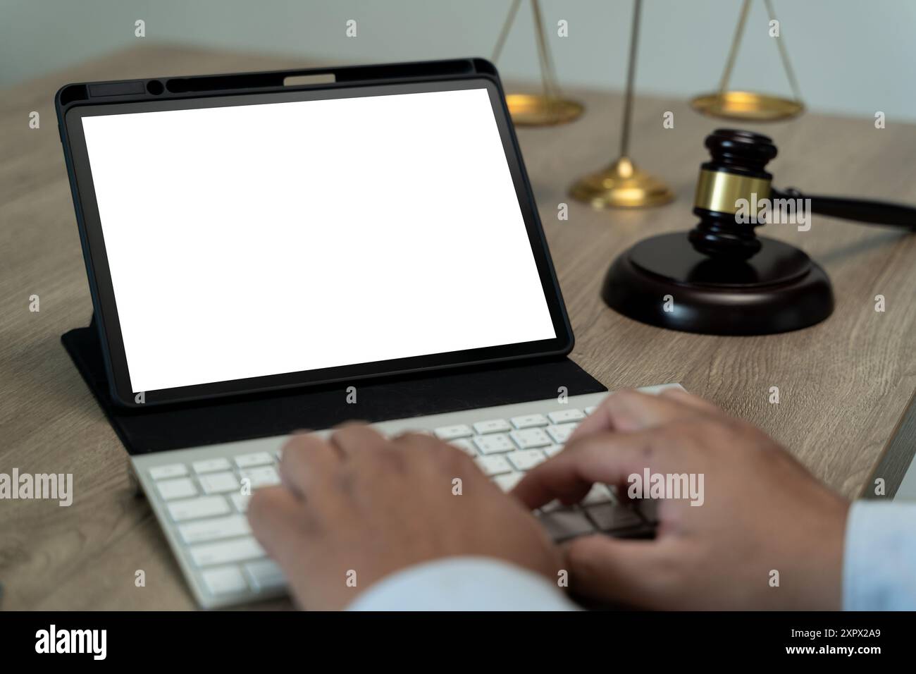 Draufsicht Geschäftsmann-Hände halten ein digitales Tablet mit leerem Modell Stockfoto