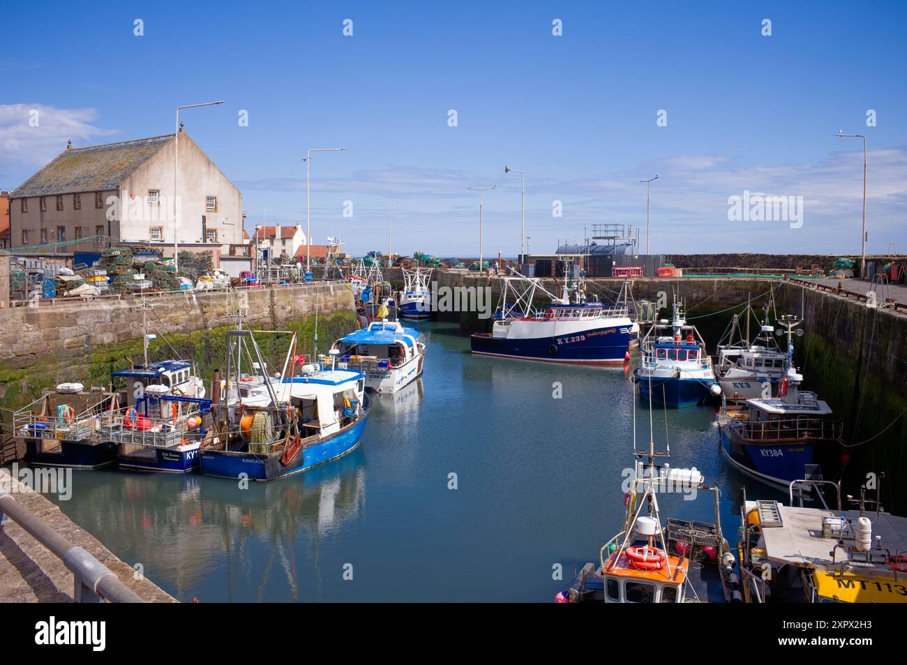 Der Hafen von Pittenweem beherbergt viele schottische Fischerboote Stockfoto