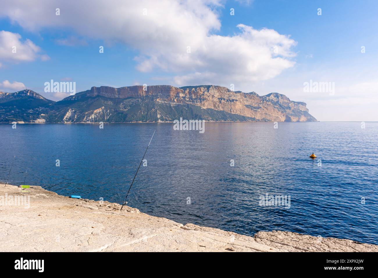 Malerischer Blick auf die Landzunge Cap Canaille von Cassis in Südfrankreich Stockfoto
