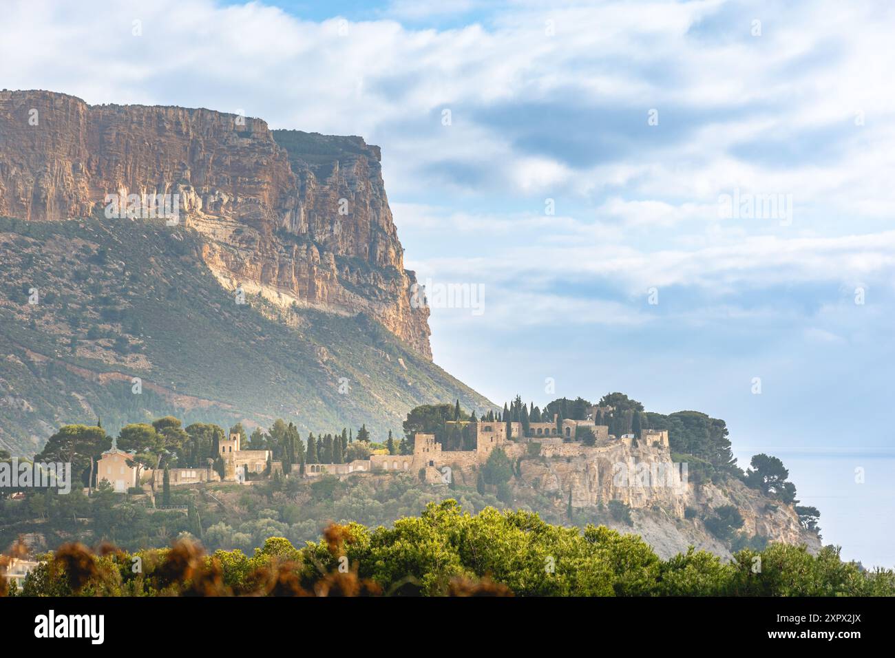 Malerischer Blick auf die Landzunge Cap Canaille und Cassis in Südfrankreich vor dramatischem Himmel Stockfoto