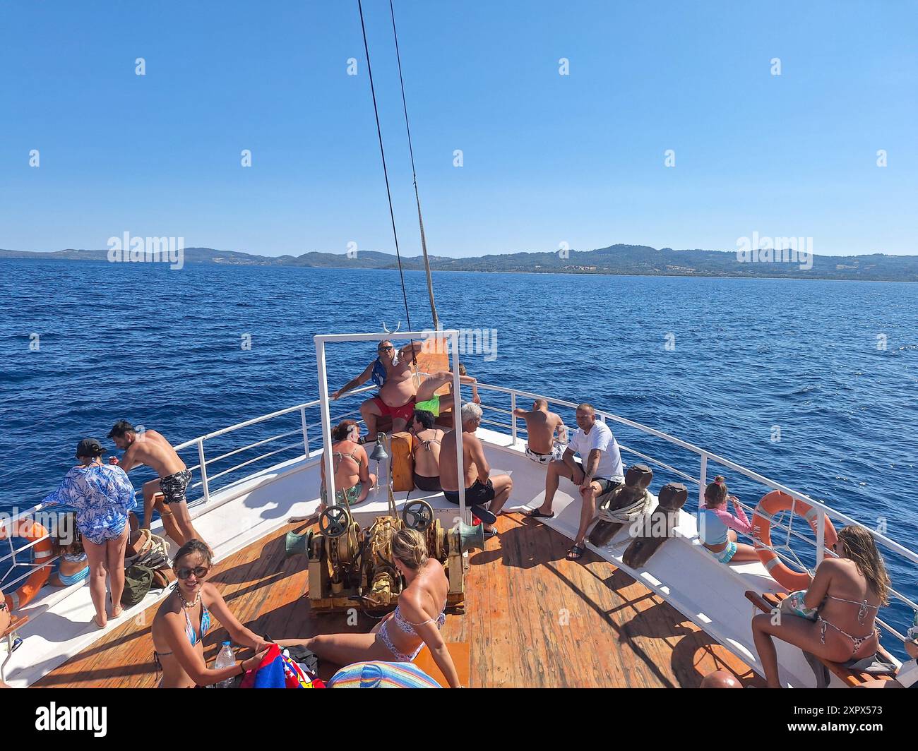 Menschen im Urlaub auf der Fahrt durch die Ägäis: Sommerstimmung. 8,1. 2024 Sithonia Griechenland Stockfoto