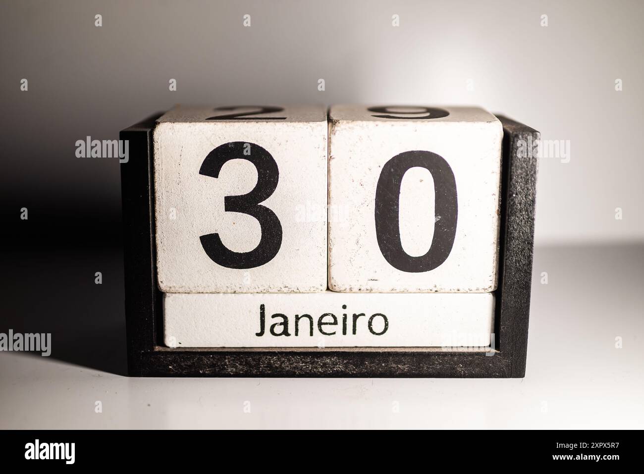 Eine Nahaufnahme eines Holzblockkalenders, der den 30. Januar zeigt Stockfoto