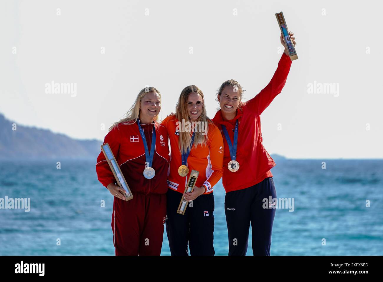 Anne-Marie RINDOM (Dänemark) Silbermedaille, Marit BOUWMEESTER (Niederlande) Goldmedaille, Line Flem HOEST (Norwegen) Bronzemedaille, Segeln, Women&#39;s Schlauchboot während der Olympischen Spiele in Paris 2024 am 7. August 2024 in Marseille Marina Stockfoto