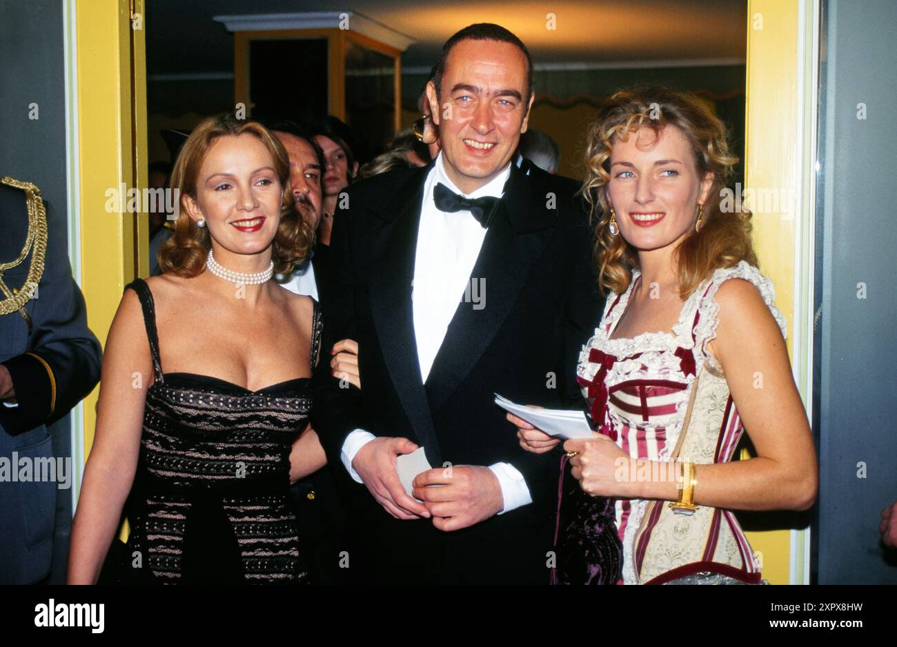 Filmproduzent Bernd Eichinger in Begleitung der Schauspielerin Katja Flint und Maria Furtwängler, um 1995. Stockfoto