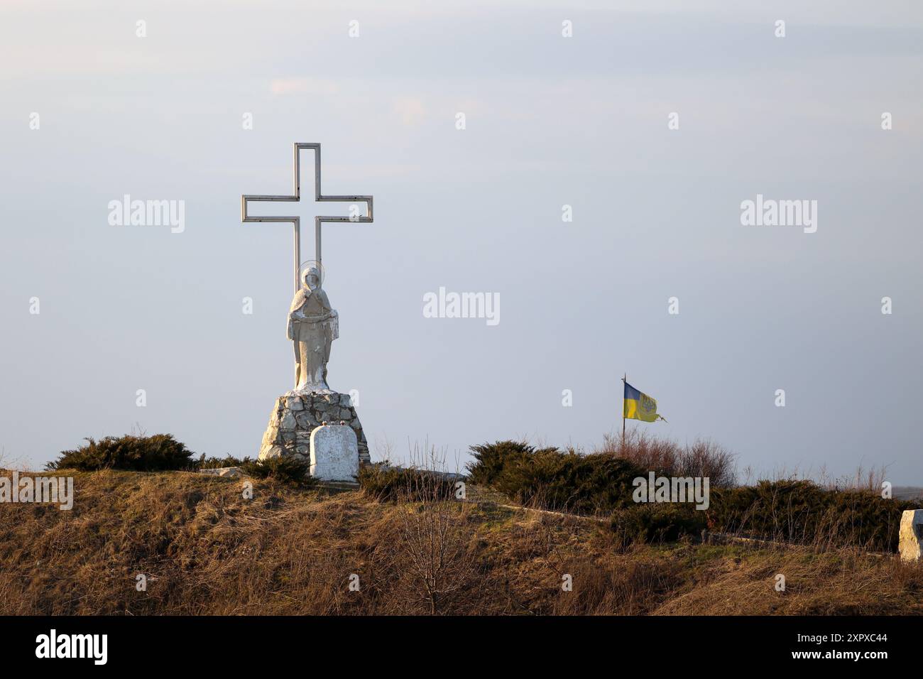 Zivile Infrastrukturschäden in Izyum, Ukraine. Von der Okkupation durch die Blitzoffensive der ukrainischen Streitkräfte im Herbst 2022 befreit, mussten sich Izyums Bewohner mit den Realitäten der Nachkriegszerstörung, der anhaltenden Bombardierung und der drohenden Gefahr einer Rückkehr der Feindseligkeiten auseinandersetzen, wenn sich die Ostfront nähert. Stockfoto