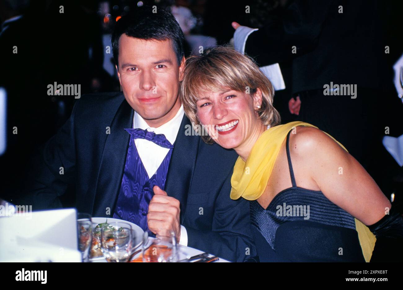 RTL Chefmoderator Peter Kloeppel mit Ehefrau Carol, bei der UNESCO Gala in Neuss, 1998. Stockfoto