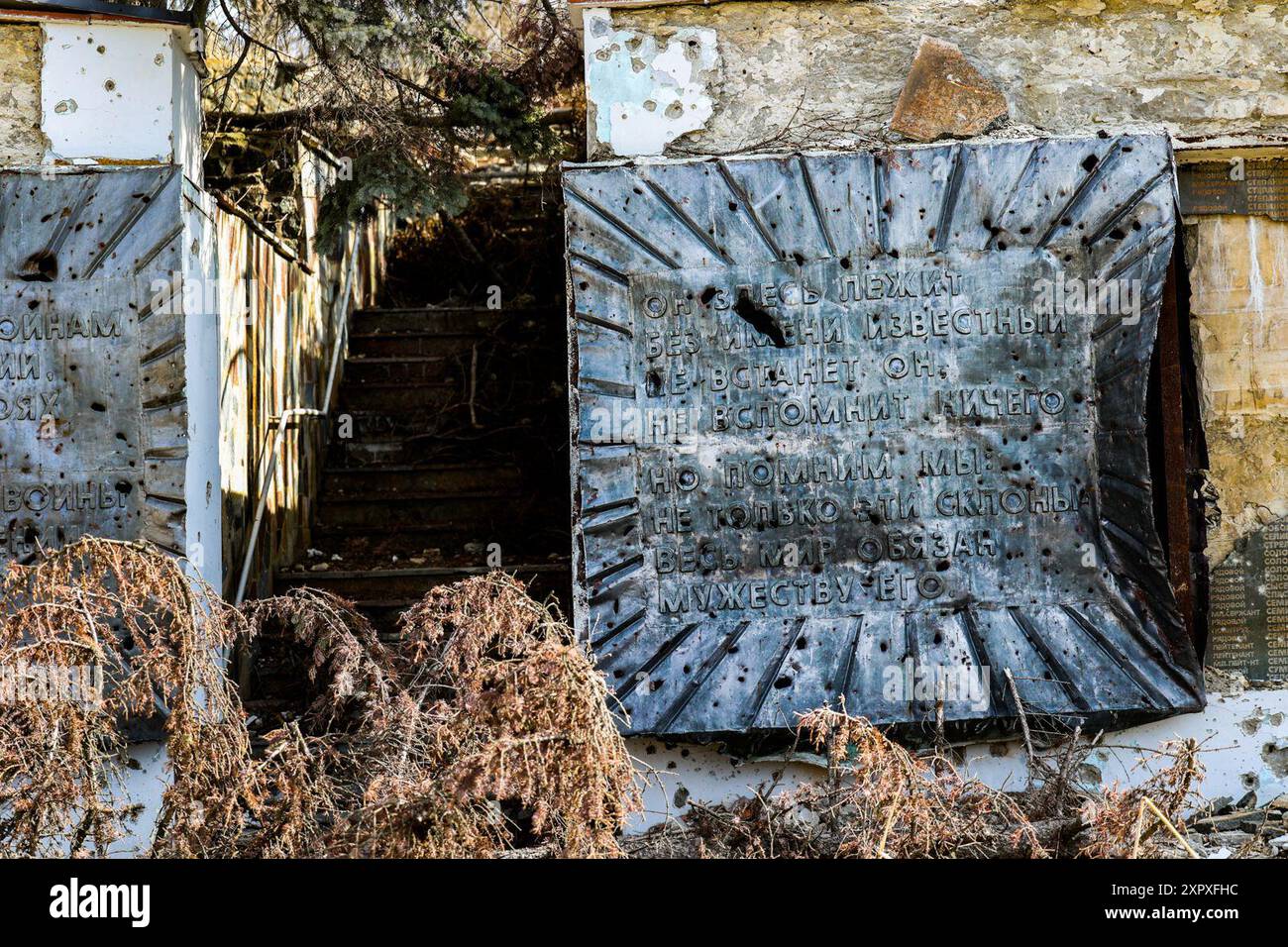 Zwischen Lyman und Izyum ist ein Denkmal des Zweiten Weltkriegs von den Narben dieses jüngsten Krieges in der Ukraine gekennzeichnet. Stockfoto