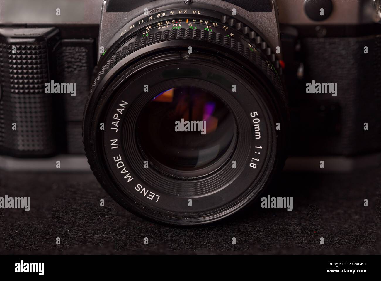 Detaillierte Nahaufnahme einer alten Filmkamera vor schwarzem Hintergrund, die ihr zeitloses Design unterstreicht. Ideal für Liebhaber von Vintage-Fotografie. Stockfoto