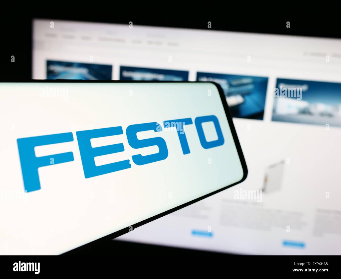 Mobiltelefon mit Logo des deutschen Automatisierungsunternehmens Festo Beteiligungen GmbH Co. KG vor der Website. Konzentrieren Sie sich auf die Mitte des Telefondisplays. Stockfoto