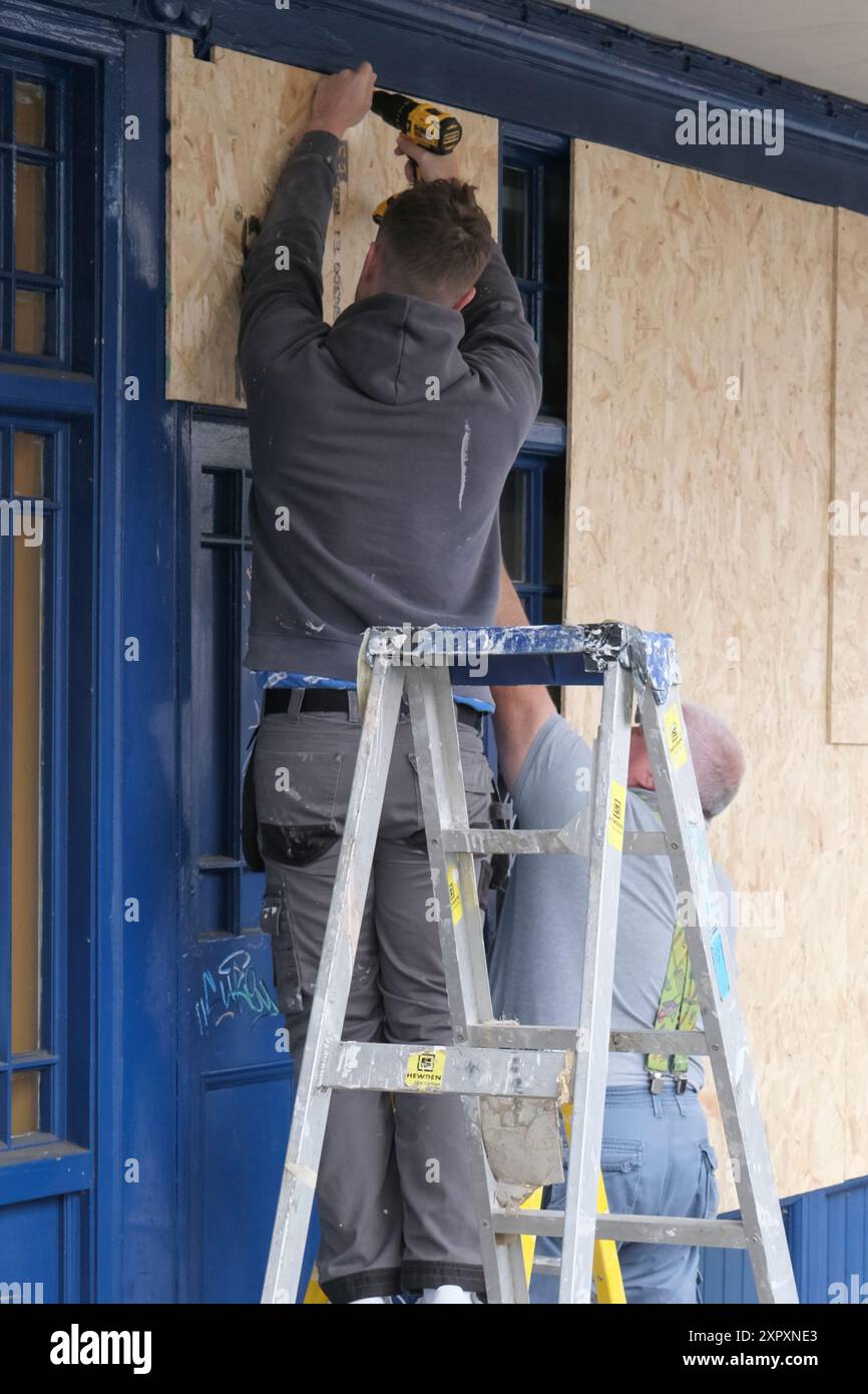 Bristol, Großbritannien. August 2024. Ladenbesitzer im Old Market Area von Bristol hatten ihre Fenster in Aussicht auf eine rechtsextreme zivile Störung gestern Nacht geplatzt. Ein massiver Gegenprotest der lokalen Bevölkerung und ein erheblicher Polizeieinsatz bedeuteten, dass die rechtsextremen oder Stop the Boats Demonstranten nicht erschienen. Eine lokale Anwaltskanzlei, die sich auf Einwanderungsrecht spezialisiert hat, wurde als Ziel der Rechtsextremen angesehen. Quelle: JMF News/Alamy Live News Stockfoto