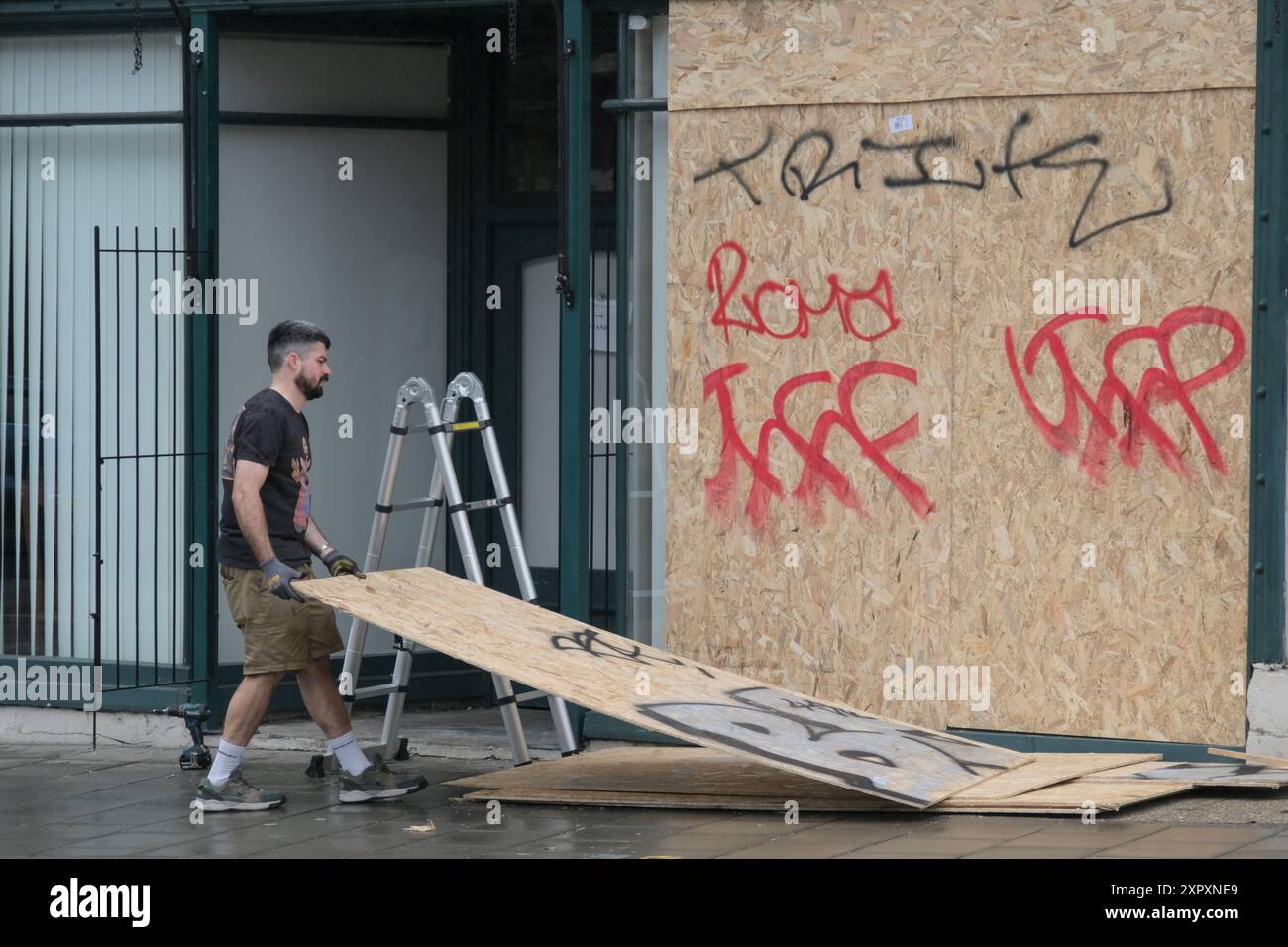 Bristol, Großbritannien. August 2024. Ladenbesitzer im Old Market Area von Bristol hatten ihre Fenster in Aussicht auf eine rechtsextreme zivile Störung gestern Nacht geplatzt. Ein massiver Gegenprotest der lokalen Bevölkerung und ein erheblicher Polizeieinsatz bedeuteten, dass die rechtsextremen oder Stop the Boats Demonstranten nicht erschienen. Eine lokale Anwaltskanzlei, die sich auf Einwanderungsrecht spezialisiert hat, wurde als Ziel der Rechtsextremen angesehen. Quelle: JMF News/Alamy Live News Stockfoto